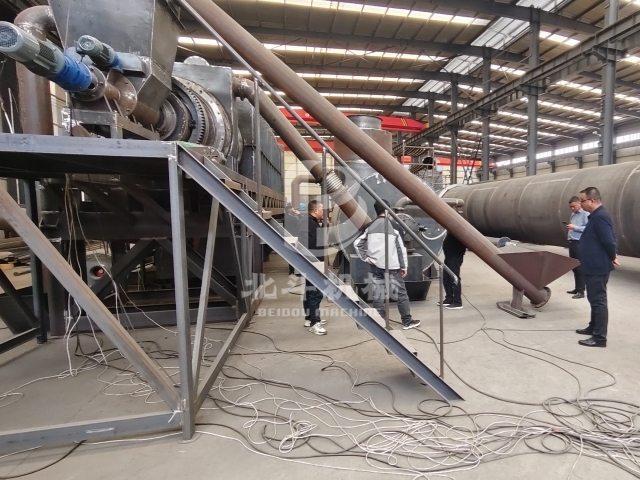 環(huán)保無煙炭化機引關注,客戶實地探訪